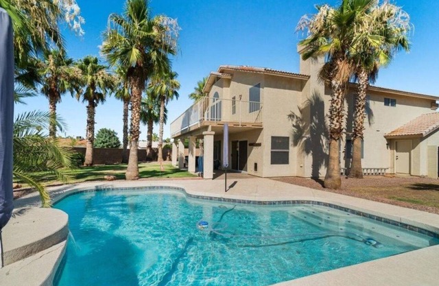 Spacious 5-bedroom house in Charming Mesa with Sparkling Heated Pool