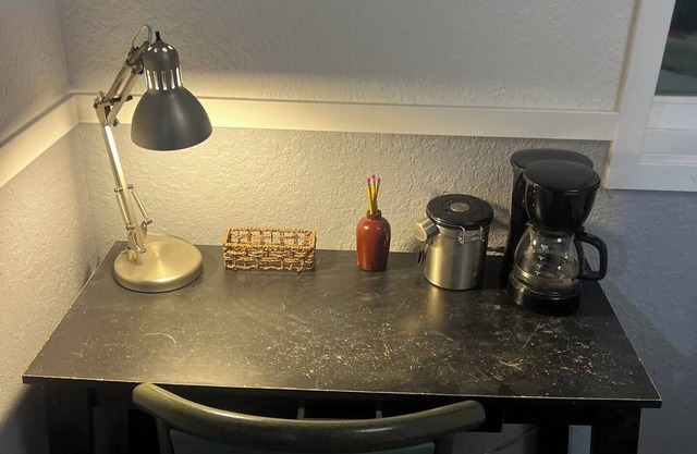 Spacious 5-bedroom lodge in tranquil Fairbanks with WiFi. Close to UAF.