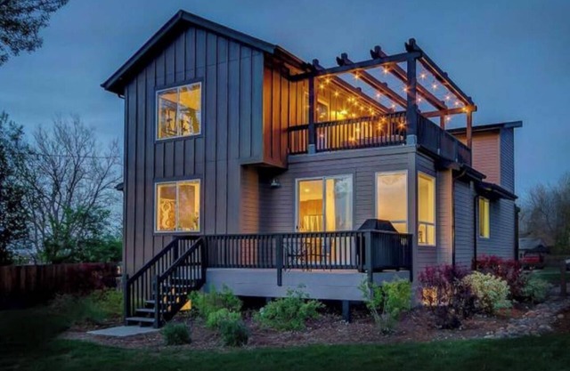 Spacious 5-bedroom on Golf Course with Hot Tub Deck and Mountain Views