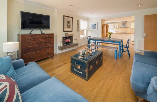 Spacious 5 bedroom split level flat with three bathrooms and open plan kitchen living area, sleeps