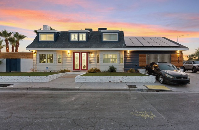 Spacious 5-bedroom with POOL in vibrant Las Vegas with WiFi, AC