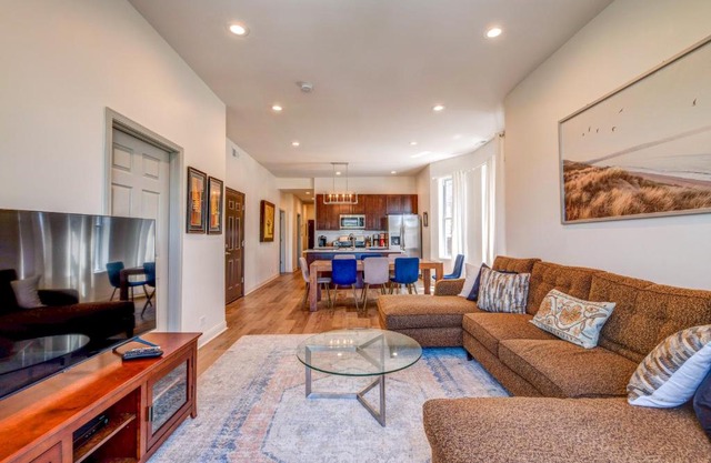 Spacious 5-BR Apt next to transit Free Parking