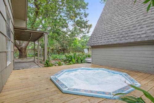 Spacious 5BR and 3BA Plus Cozy Cabin With Spa Near Galleria