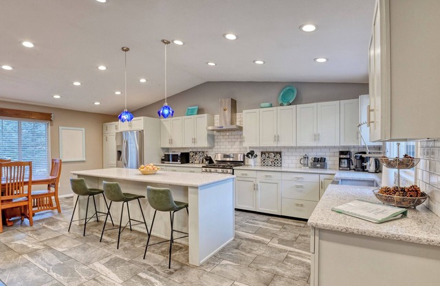 Spacious 5BR Family Retreat Near Broadmoor & Garden of the Gods