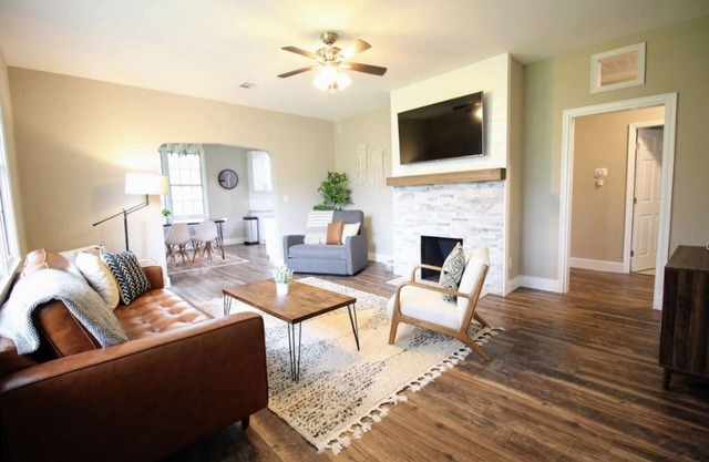 Spacious 5BR home. 10 min to NAS. 20 min to beach