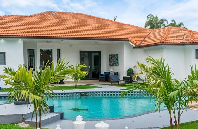 Spacious 5BR Oasis w/Pool, Games & Outdoor Fun