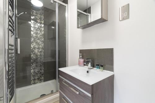 Spacious 5BR, Sleeps 10 Guests in City Centre