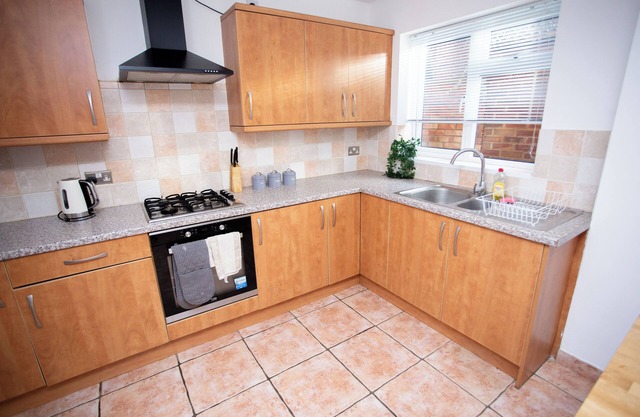 Spacious 6 Bed Haven in Luton: Contractor-Friendly