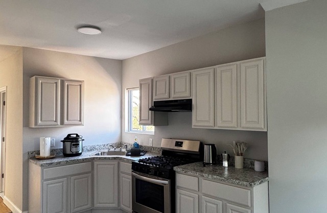 Spacious 6-bedroom house in charming Staten Island with WiFi