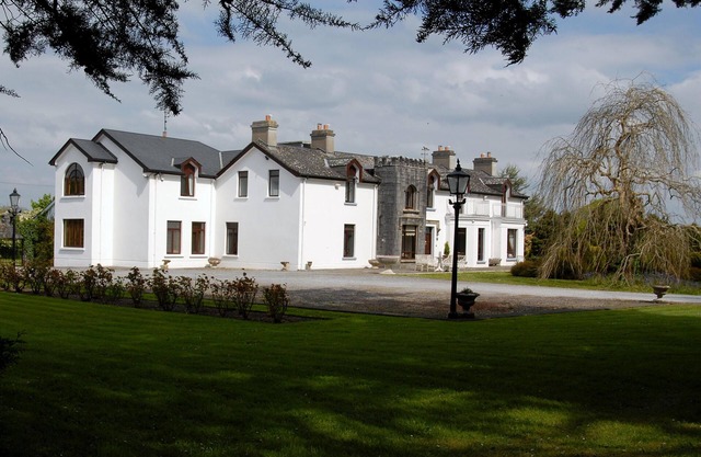 Spacious 6-bedroom country house in charming Galway.
