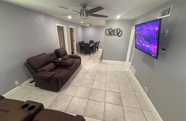 Spacious 6-bedroom house in beautiful Fort Worth with AC