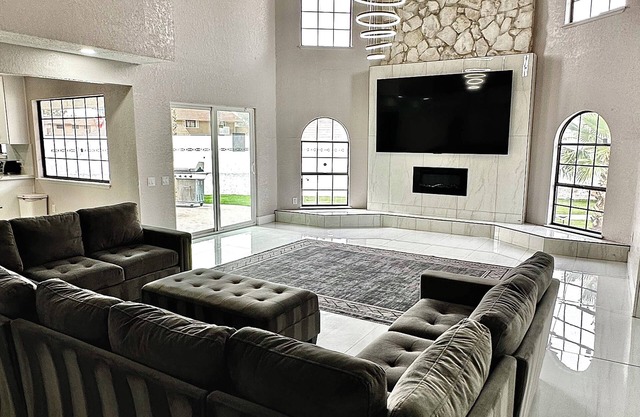 Spacious 6-bedroom house in enchanting Las Vegas with huge pool CLOSE TO AIRPORT