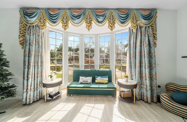 Spacious 6-bedroom house with HUGE swimming pool