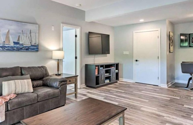 Spacious 6-bedroom house in charming Osage Beach with AC, WiFi