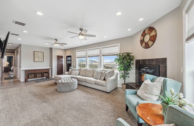 Spacious 6BD w/Hot Tub