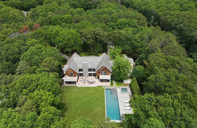 Spacious 7-bedroom house in charming Wainscott walking distance to beach