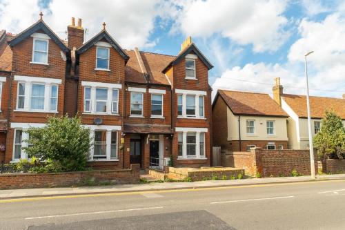 Spacious 7 Bedroom Home with Parking, Perfect for Contractors & Families