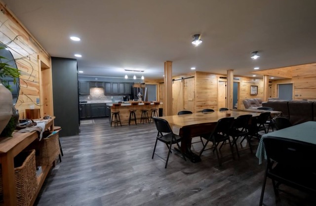 Spacious 8-bedroom barndo near Norris City and Mcleansboro Il. Sleeps up to 14