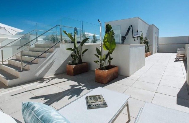 Spacious Accommodation! w/ Rooftop Pool, Minutes from La Torre de Don Fadrique