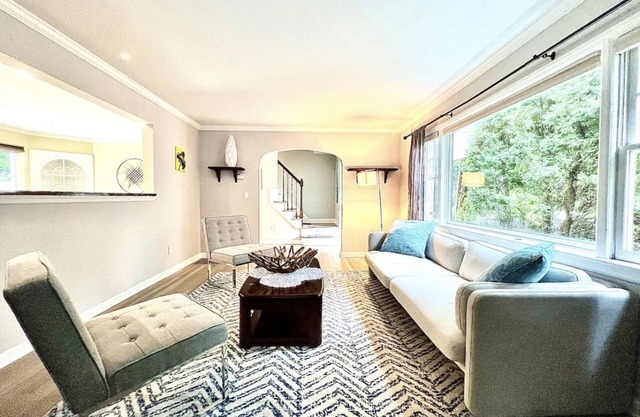 Spacious and bright 1bed/1bath near downtown w/game room! Close to train&more!