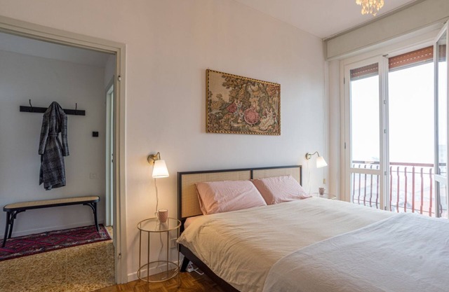 Spacious and bright one-bedroom 90smq apartment on the fourth floor of a 70s building, with elevator, that can accommodate up to 4 paxThe apartment is located in the municipality of Civenna, just 7km from the center of Bellagio. Quiet location but well s