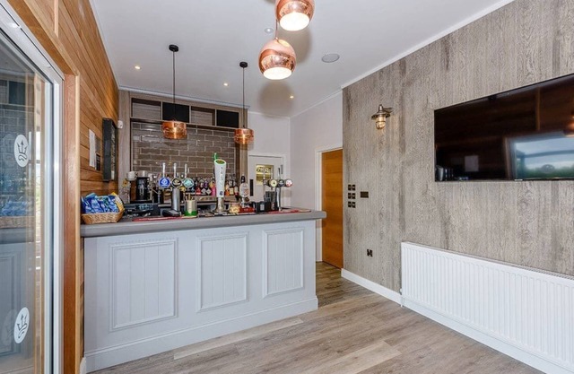 Spacious and contemporary lodges with one double with en suite W.