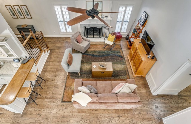 Spacious and Cozy Getaway in the Heart of the City. Bright, Open, and Clean!