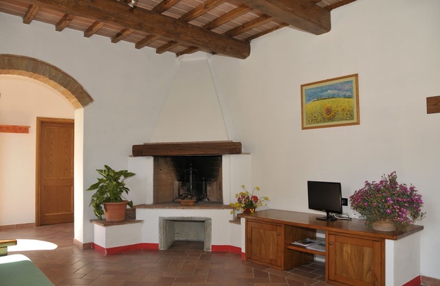 Spacious and elegant apartment near San Gimignano with swimming pool