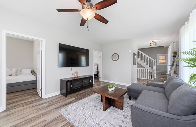 Spacious and family friendly getaway. 8 mins from Chicago Premium Outlet Mall.