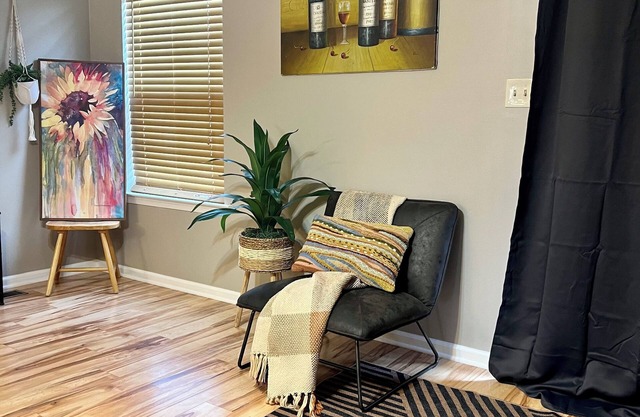Spacious and luxurious 3 bed/1.5 bath townhome with free parking, sleeps 6