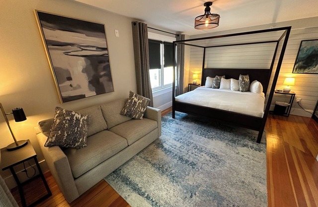 Spacious and modern 1 Bed/1 Bath/(Sleeps 4) Dog friendly with parking on Historic Pelham St.