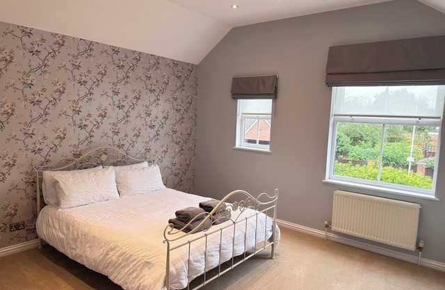 Spacious and relaxing 4 Bed Home close to Town Centre Shops & Elizabeth Line
