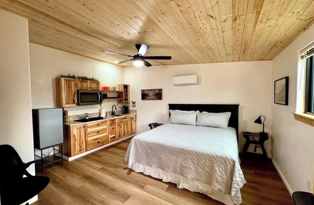 Spacious and unique Studio suite in enchanting Three Rivers with WiFi, AC