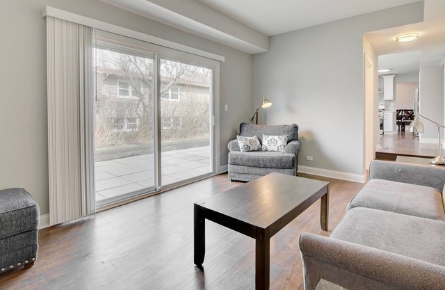 Spacious and Cheerful Newly Updated 5 BR Home Close to DT Chicago and Airport