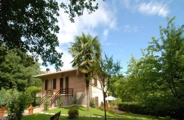 Spacious apartment with garden and pool middle way between Siena and Firenze