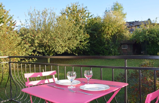 Spacious apartment for 6 with wifi, pets allowed and parking in Évian