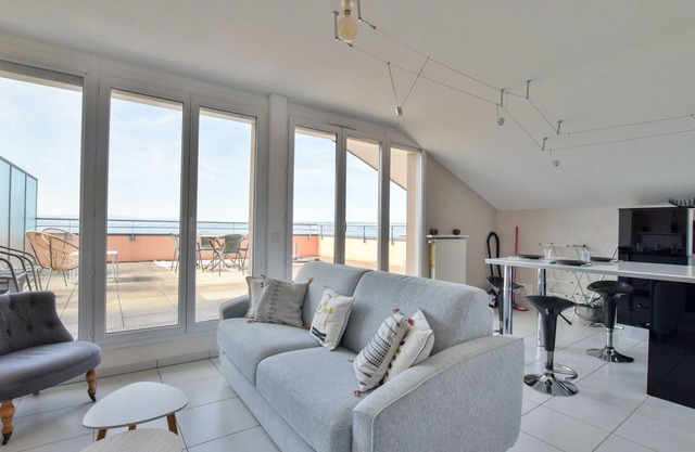 Spacious apartment with terrace, pets allowed and parking