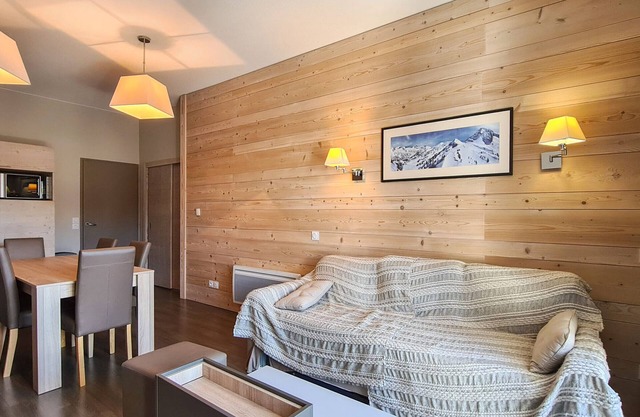 Spacious apartment for 6, ski-in/ski-out, spa and pool