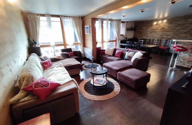 Spacious Apartment for 9 with South-Facing Balcony, 150m from Ski Slopes, Near Station Center
