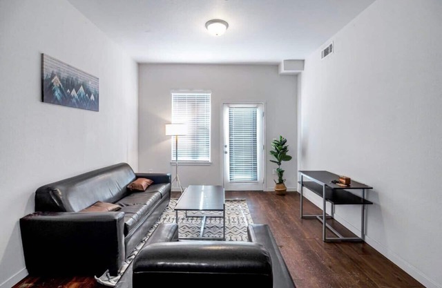 Spacious Apartment Near UNC with Amenities