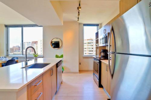 Spacious Apartment w Rooftop Views