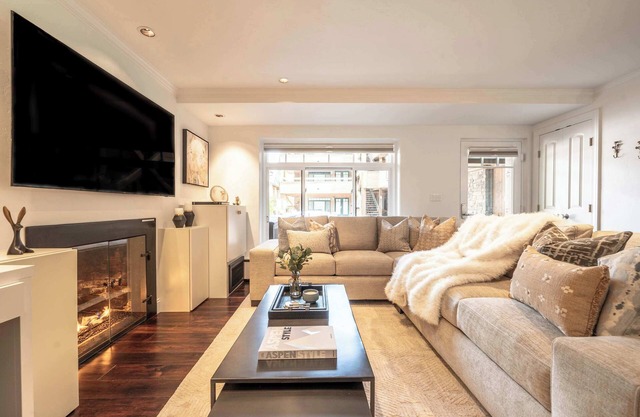 Spacious Aspen Core 1BR | AC, Pool, Gym & Hot Tub!