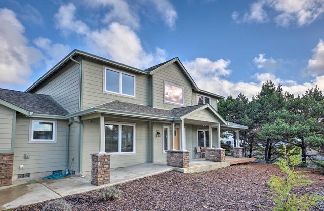 Spacious Bandon Getaway - 2 Blocks to Ocean!
