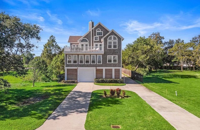Spacious Bayfront Home w/Gorgeous Views and Deck