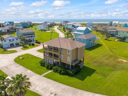 Spacious Beach Retreat Sleeps 25 Perfect for Families Groups