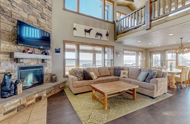 Spacious Bear Lake home w/access to a shared pool, hot tub, gym & pirate ship?