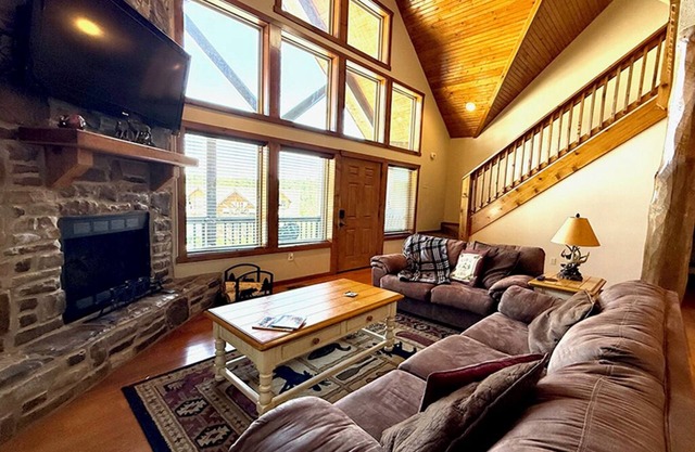 Spacious Branson Lodge – 4 King Suites, Pools, Fireplace, Near SDC & Table Rock