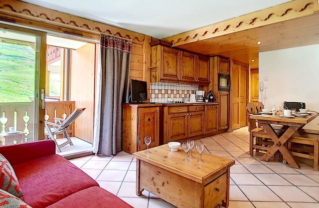 Spacious & Bright Apt near Slopes - Balcony, Pool, Covered Parking