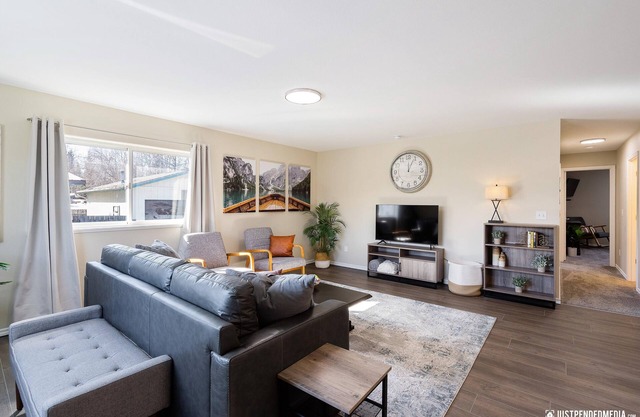 Spacious, bright, convenient to everything in Anchorage! Bonus room!