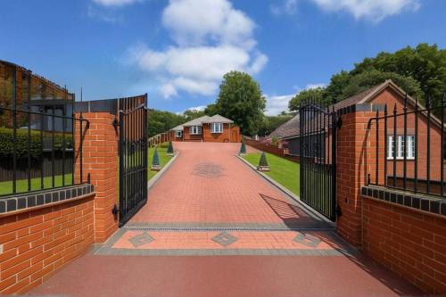 Spacious Bungalow - Hot Tub, Garden, Gated Parking